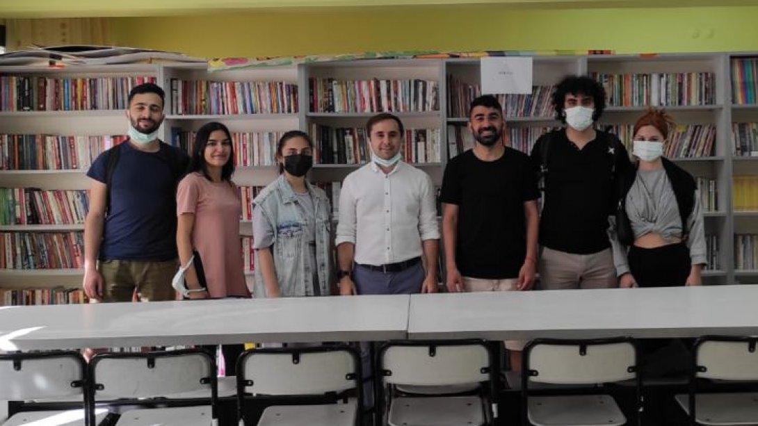 'Bilgi Yönetimi Kulübü' Öğrencilerinden, İzmir Ticaret Odası İlkokulu'na  Kütüphane