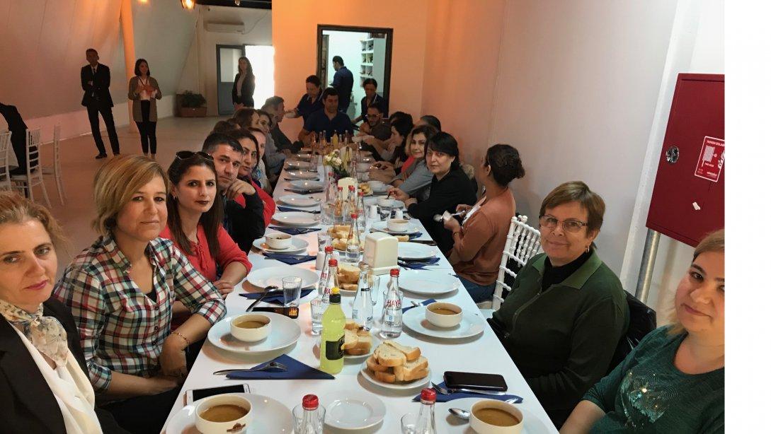 Gaziemir İlçe Milli Eğitim Müdürlüğü Çalışanları Öğle Yemeğinde Biraraya Geldi