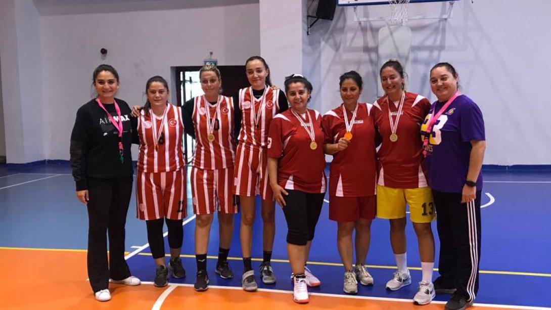 İlçemiz Basketbol Bayan Takımı, 24 Kasım Öğretmenler Günü İl Turnuvası'nda İzmir Şampiyonu Oldu