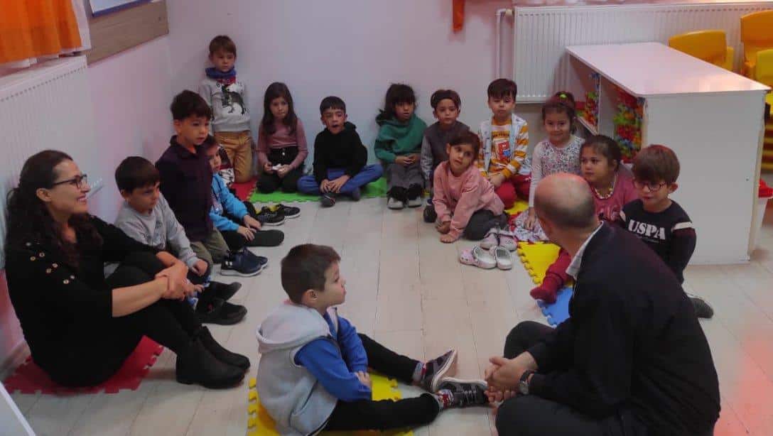 Gaziemir Anaokulu'nda Babalar öğrencilere Masal Anlatıyor